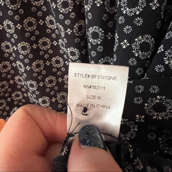 Harlowe & Graham Navy Blue Floral Blouse Size Medium Boho Cold Shoulder Flowy - Picture 10 of 11